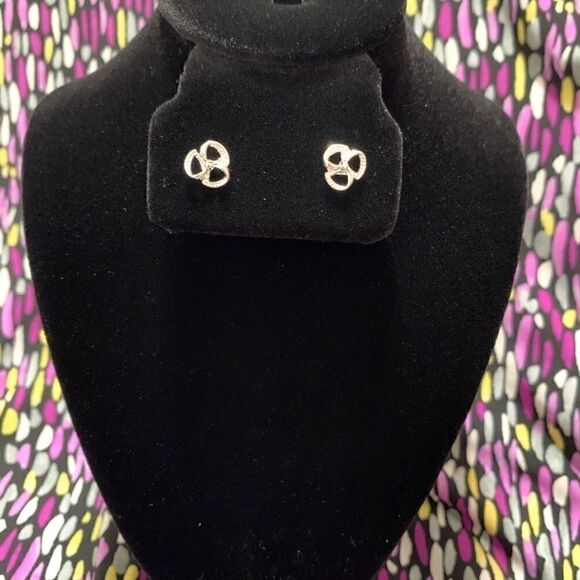 💐 925 Sterling Silver Clover CZ Earrings - Picture 3 of 9